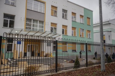 Kyiv, Ukrayna - 26 Kasım 2023: Binanın etrafındaki güzel bir alan, ama patlama dalgası yüzünden camlar kontrplakla kaplanmış.