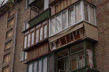 Kyiv, Ukrayna - 26 Kasım 2023: Bir binanın balkonları düşen bir İHA 'nın patlama dalgası ile kırıldı