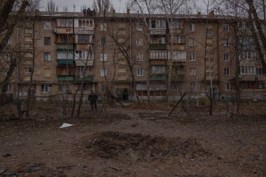 Kyiv, Ukrayna - 26 Kasım 2023: çarpan bir hava aracı ve hasarlı bir ev nedeniyle avluda büyük bir krater