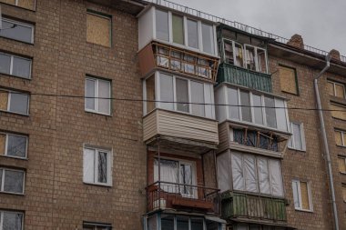 Kyiv, Ukrayna - 26 Kasım 2023: Düşen bir İHA 'nın patlama dalgası nedeniyle balkonlar hasar gördü ve camlar kırıldı