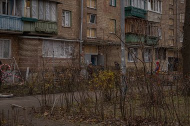 Kyiv, Ukrayna - 26 Kasım 2023: Düşen insansız hava aracının avluya düşmesi sonucu hasar gören ev
