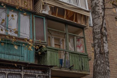 Kyiv, Ukrayna - 26 Kasım 2023: Rus İHA 'larının gece saldırısının sonucu olarak balkonlar yıkıldı.