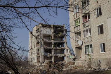 Izyum, Ukrayna - 10 Kasım 2023: 9 Mart sabahı bir Rus hava saldırısı sonucu 5 katlı bir bina yıkıldı
