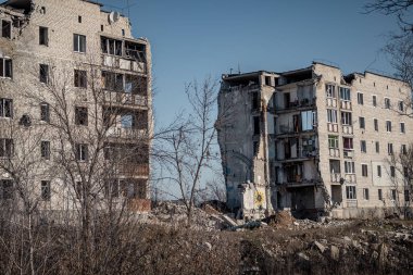 Izyum, Ukrayna 10 Kasım 2023: 54 Rus hava saldırısında bir binada öldürüldü. Ortadaki ev yıkıldı. Burada, bodrumda, bütün bu insanlar...