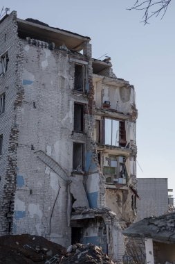 Izyum, Ukrayna - 10 Kasım 2023: İşgalciler bir evin üzerine kasten bir hava bombası attılar. İnsanlar bodrumda saklanıyordu. Enkazın altında 52 kişi bulundu.