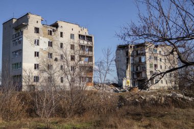 Izyum, Ukrayna - 10 Kasım 2023: İşgalciler bir evin üzerine kasten bir hava bombası attılar. İnsanlar bodrumda saklanıyordu.