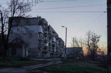 Izyum, Ukrayna - 10 Kasım 2023: İnsanların barış içinde yaşadığı bir yerleşim yeri, Ruslar füzeleri ateşledi ve onu yok etti. Bütün şehir de öyle. Şehrin% 80 'i yok edildi.