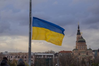 Kharkiv, Ukrayna - 12 Kasım 2023: Ukrayna 'nın merkezinde büyük bir ulusal bayrak açıldı