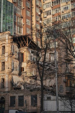 Kyiv, Ukrayna. 28 Kasım 2023: Ruslar şehre gece saldırdı ve insanların uyuduğu bir yerleşim yerini yok etti..