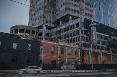 Kyiv, Ukrayna. 28 Kasım 2023: Patlama dalgası bir binanın camlarını patlattı. Ruslar şehre sabahın erken saatlerinde saldırdı.