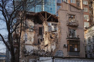 Kyiv, Ukrayna. 28 Kasım 2023: Ruslar şehre gece saldırdı. Enkazın altında insan cesetleri bulundu.