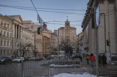 Kyiv, Ukrayna. 28 Kasım 2023: İnsanlar şehir merkezine yürüyor.