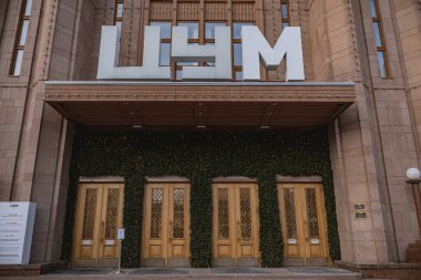 Kyiv, Ukrayna. 28 Kasım 2023: alışveriş merkezlerinin girişleri yeni yıl için dekore edilmiştir.