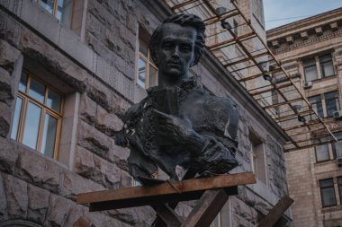 Kyiv, Ukrayna. 28 Kasım 2023: Kyiv 'de, Khreschatyk' te, Shevchenko 'nun bir anıtı binanın girişinde duruyor.