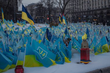 Kyiv, Ukrayna. 28 Kasım 2023 'te, akrabalar ve arkadaşlar savaşta ölenleri onurlandırmak için birçok Ukrayna bayrakları diktiler ve mum yaktılar. Hafıza yeri Kyiv 'in merkezinde.