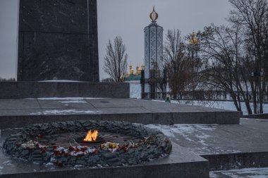 Kyiv, Ukrayna. 28 Kasım 2023: Sonsuz Alev ve Arkaplanda Holodomor Müzesi