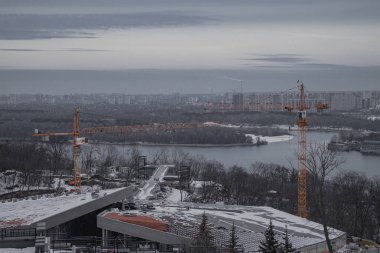 Kyiv, Ukrayna. 28 Kasım 2023: Dnipro Nehri yakınlarında inşaat devam ediyor