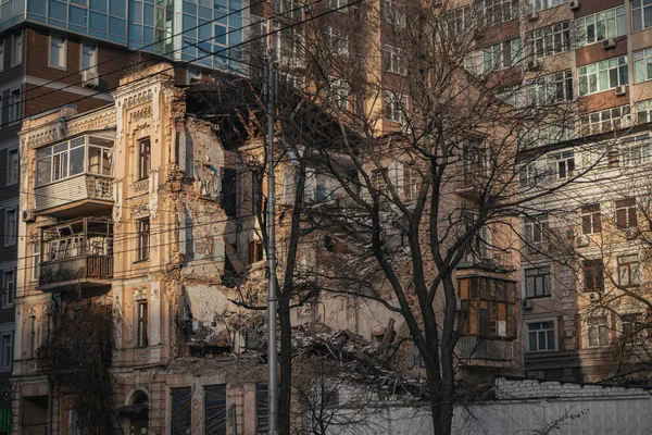 Kyiv, Ukrayna. 28 Kasım 2023: Ruslar şehre gece saldırdı ve insanların uyuduğu bir yerleşim yerini yıktı. Enkazın altında insan cesetleri bulundu.