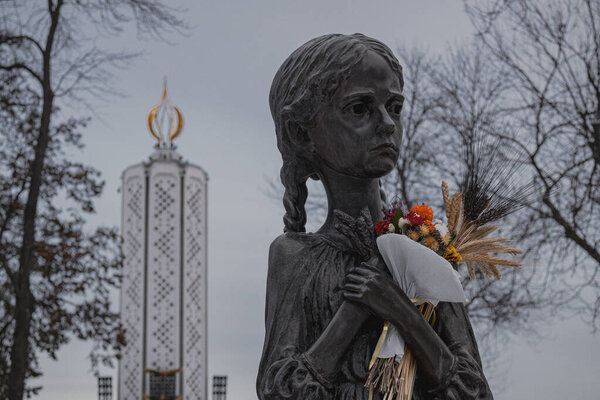 Киев, Украина. 28 ноября 2023 года в центре музея Голодомора-геноцида украинского народа. Люди пришли почтить память и принесли цветы.