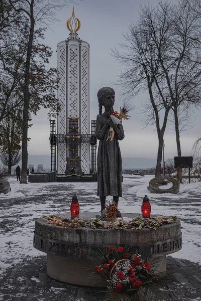 Kyiv, Ukrayna. 28 Kasım 2023 'te, Ukrayna Halkının Holodomor Soykırımı Müzesi. 25 Kasım 'da insanlar Holodomor kurbanlarını anmak için geldi.