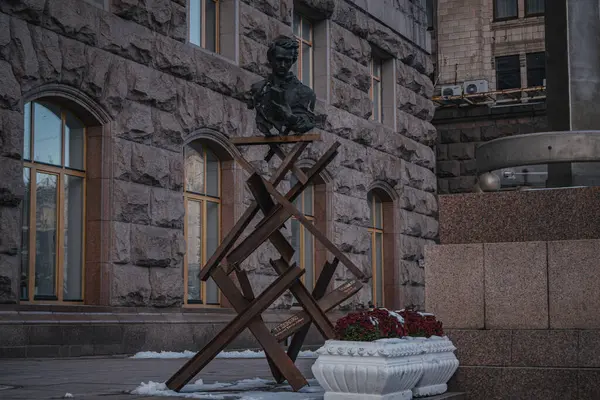 Kiew Ukraine November 2023 Eingang Des Gebäudes Steht Ein Denkmal lizenzfreie Stockfotos