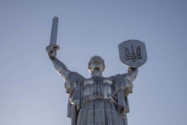 Kyiv, Ukrayna. 30 Kasım 2023: Anavatan anıtı şehir merkezinde kalkanında bir mızrakla