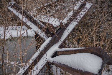 Kyiv, Ukrayna. 01.12.2023: Karla kaplı anti-tank kirpileri sokakta duruyor