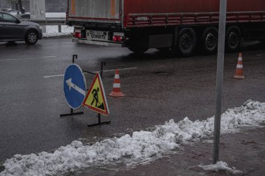 Kyiv, Ukrayna. 01.12.2023: Şehrin varoşlarında büyük bir trafik sıkışıklığı var, yol işaretlerle tıkanmış.