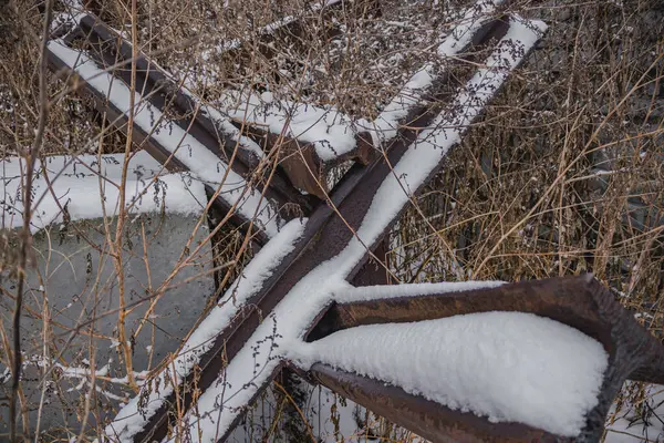 Kyiv, Ukrayna. 01.12.2023: Karla kaplı anti-tank kirpileri sokakta duruyor
