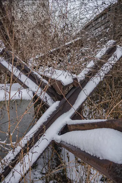 Kyiv, Ukrayna. 01.12.2023: Karla kaplı tanksavar kirpileri şehirde sokakta duruyor