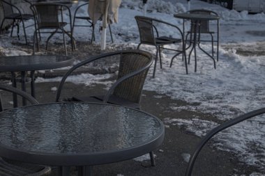 KYIV, UKRAINE - 6 ARALIK 2023 KALIK KIŞ VE KIŞI KIZ KIŞI KIZARI BİR KIZ YAŞILAR.