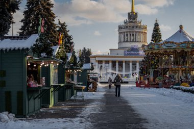 Kyiv, Ukrayna. 04.12.2023: İnsanlar Noel ağacının nasıl süslendiğine bakmaya gider ve sıcak çay içerler
