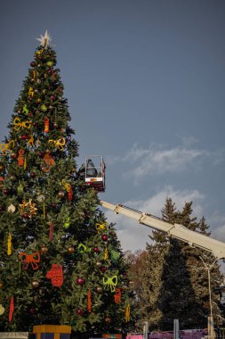 Kyiv, Ukrayna. 04.12.2023: işçiler asansördeki Noel ağacını süslüyor