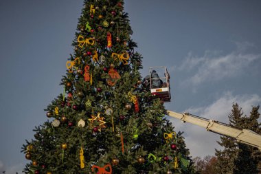 Kyiv, Ukrayna. 04.12.2023: işçiler Noel ağacını asansördeki oyuncaklarla süslüyor