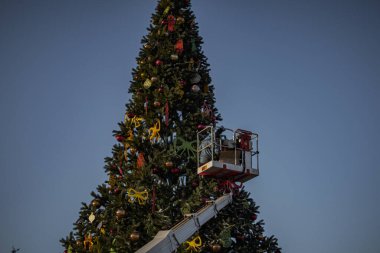 Kyiv, Ukrayna. 04.12.2023: Vinç işçileri Noel ağacını süsledi