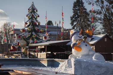 Kyiv, Ukrayna. 04.12.2023: VDNG yeni yıl tatili için dekore edildi, bir Noel ağacı, bir kardan adam ve çok daha fazlası yerleştirildi