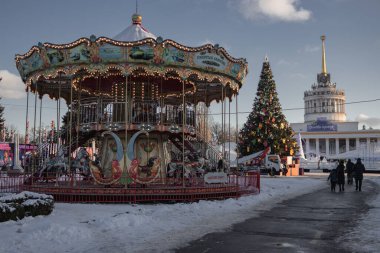 Kyiv, Ukrayna. 04.12.2023: VDNG yeni yıl tatili için çok güzel dekore edildi