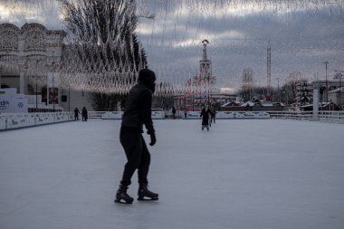 Kyiv, Ukrayna. 04.12.2023: Yeni yıl tatili için VDNG 'de bir buz pateni pisti açıldı. İnsanlar gezintiye çıkar.