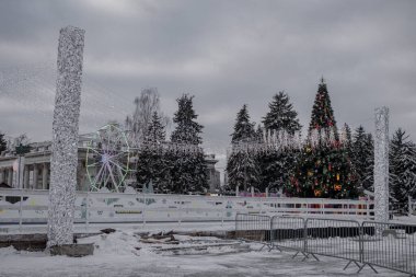 KYIV, UKRAINE - 4 ARALIK 2023 VDNG REKLEX 'DE, YILI YIL YIL YIL İÇİN DEVAM EDİLDİ. AÇIK 9 Aralık 2023 'te açılacak, ama insanlar zaten çevrede dolanıyorlar.