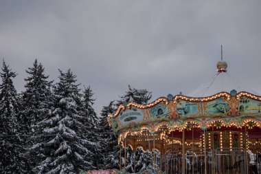 KYIV, UKRAINE - 4 ARALIK 2023 VDNG REKLEX 'DE, YILI YIL YIL YIL İÇİN DEVAM EDİLDİ. AÇIK 9 Aralık 2023 'te açılacak, ama insanlar zaten çevrede dolanıyorlar.