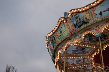 KYIV, UKRAINE - 4 ARALIK 2023 VDNG REKLEX 'DE, YILI YIL YIL YIL İÇİN DEVAM EDİLDİ. AÇIK 9 Aralık 2023 'te açılacak, ama insanlar zaten çevrede dolanıyorlar.