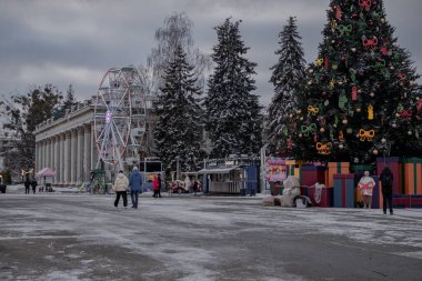 KYIV, UKRAINE - 4 ARALIK 2023 VDNG REKLEX 'DE, YILI YIL YIL YIL İÇİN DEVAM EDİLDİ. AÇIK 9 Aralık 2023 'te açılacak, ama insanlar zaten çevrede dolanıyorlar.