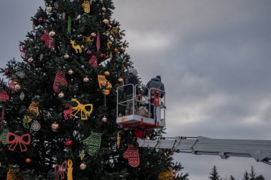 KYIV, UKRAINE - 4 ARALIK 2023 VDNG REKLEX 'DE, YILI YIL YIL YIL İÇİN DEVAM EDİLDİ. AÇIK 9 Aralık 2023 'te açılacak, ama insanlar zaten çevrede dolanıyorlar.