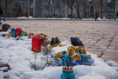 KYIV, UKRAINE - 6 ARALIK 2023 UKRAINE 'IN Silahlı Kuvvetlerinin GÜNÜ, MİKHAYLIVSKY SERKESİNDE BÖLÜMÜ BİR ÇOK YAŞIYOR, BİR DOĞUŞTURUYOR. Huzurun sembolü olarak.