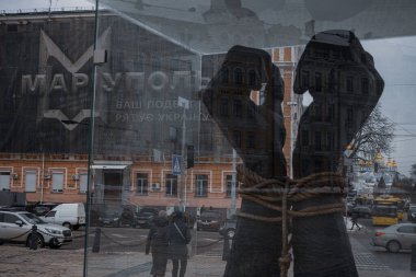 KYIV, UKRAINE - 6 ARALIK 2023: AZOVSTALI 'NİN DEVRİŞTİRLERİNİN DEVRİŞTİRLERİNİN BİR ANTI, MYKHAILIVSKA SKASINDA EĞİLDİ. Baharda Anılar Açıldı.