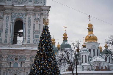 KYIV, UKRAININ 6 ARALIK 2023: ÜIkenin ana ağacı SOFIVSKA AQUARE 'IN AÇIĞI' NIN GECESİNDE AÇIKILDI. İnsanlar çoktan onun etrafında yürümeye başladı bile.