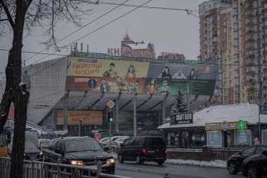 KYIV, UKRAINE - 8 ARALIK 2023: çok sabahtan beri kar yağışlı. GERÇEK Kışlar başladı. İnsanlar işe gider ve arabaları yanından geçirir. Bazen trajediler de olur. SLIPPERY YOLU.