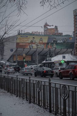 KYIV, UKRAINE - 8 ARALIK 2023: çok sabahtan beri kar yağışlı. GERÇEK Kışlar başladı. İnsanlar işe gider ve arabaları yanından geçirir. Bazen trajediler de olur. SLIPPERY YOLU.