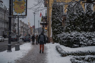 KYIV, UKRAINE - 8 ARALIK 2023 Sabahtan beri, şehir kar altında. Yollar kaygandır, ama insanlar kendi işleriyle ilgilenmeye başlarlar. ŞEHRİ YILI YIL İÇİN BİR YIL ÖNCE.