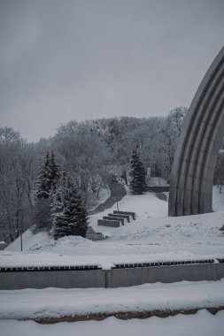 KYIV, UKRAINE - 8 ARALIK 2023 BÖLÜM Sabahtan beri, şehir kar yağışı altındaydı. ÇÜNKÜ KÜÇÜK KÜÇÜK KÜÇÜK KÜÇÜK KÜÇÜK. ÜLKELERİN ARKADAŞLIĞI VE AĞLARIN Kemerleri karla kaplı